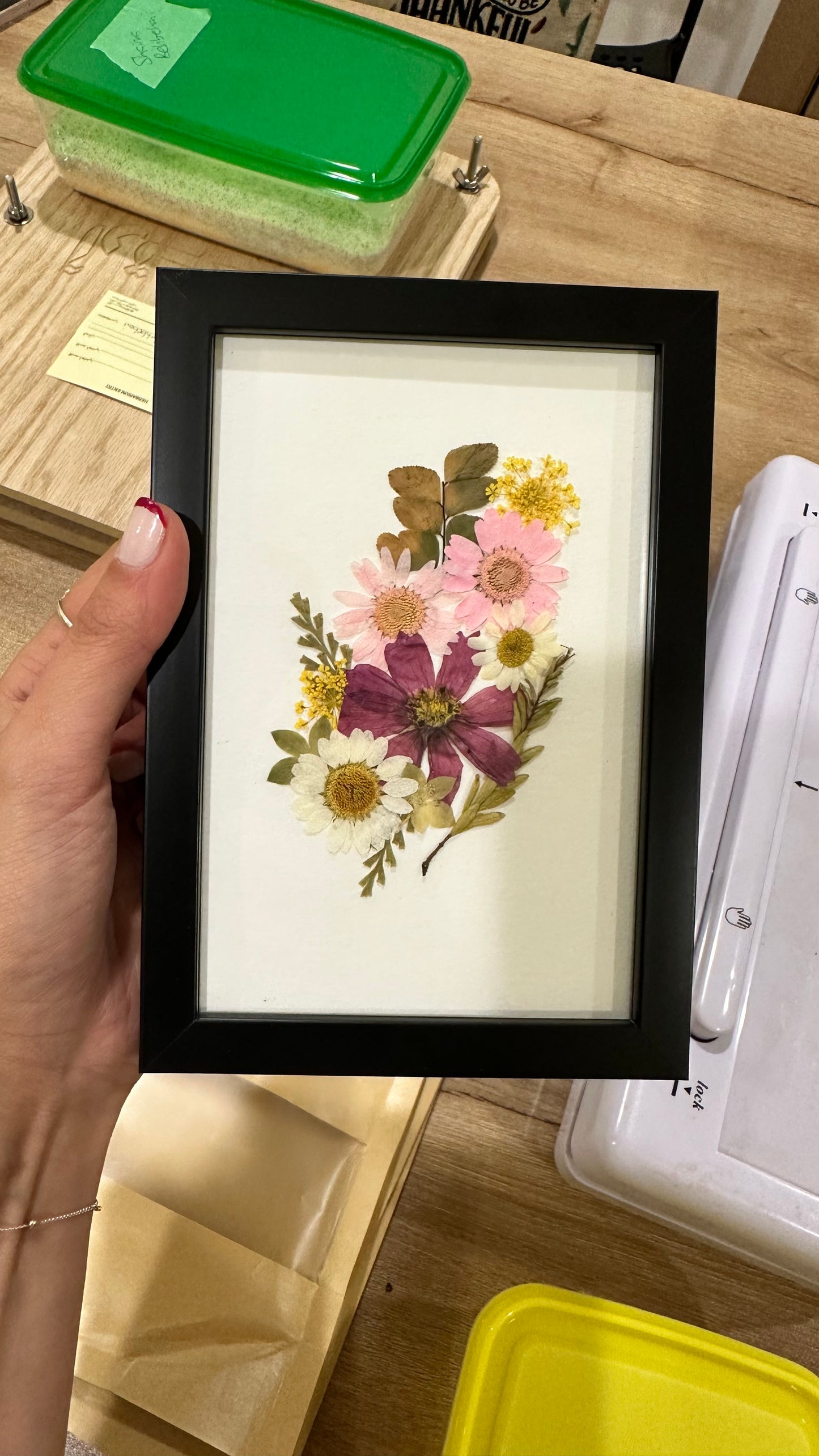 Art with Dried flowers Workshop - الفن مع الورد المجفف